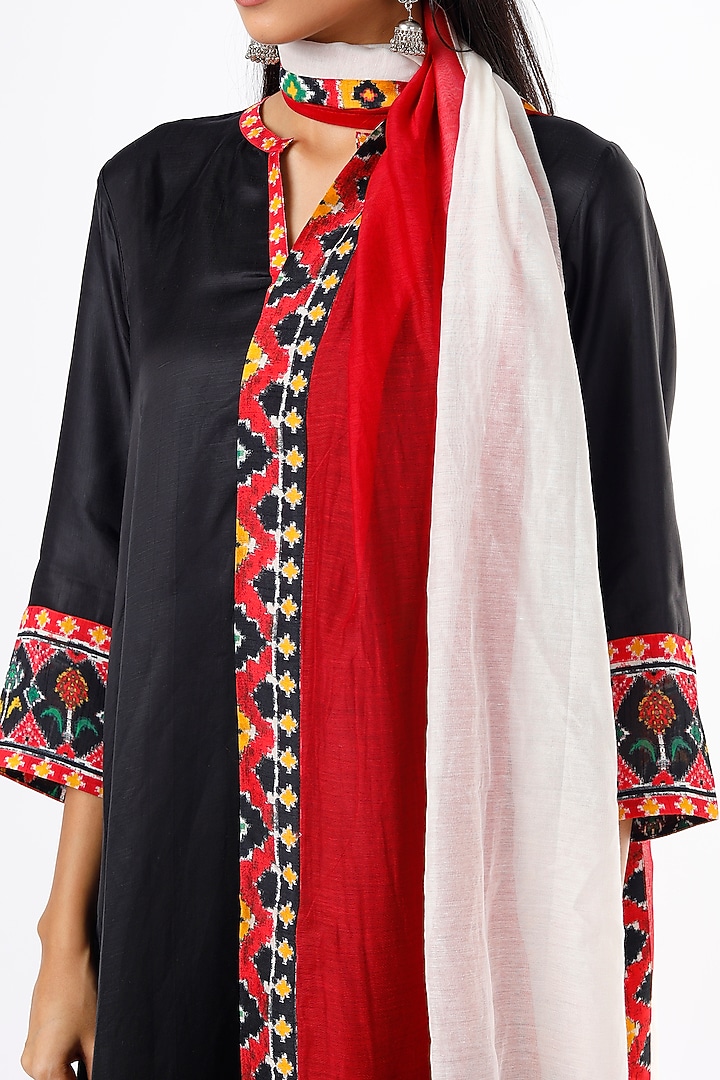 White Chanderi Silk Patola Printed Dupatta by Meghna Panchmatia at Pernia's Pop Up Shop