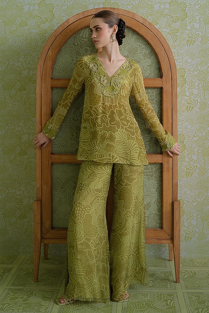 Green Crepe Embroidered Short Kurta Set by Mishru at Pernia's Pop Up Shop