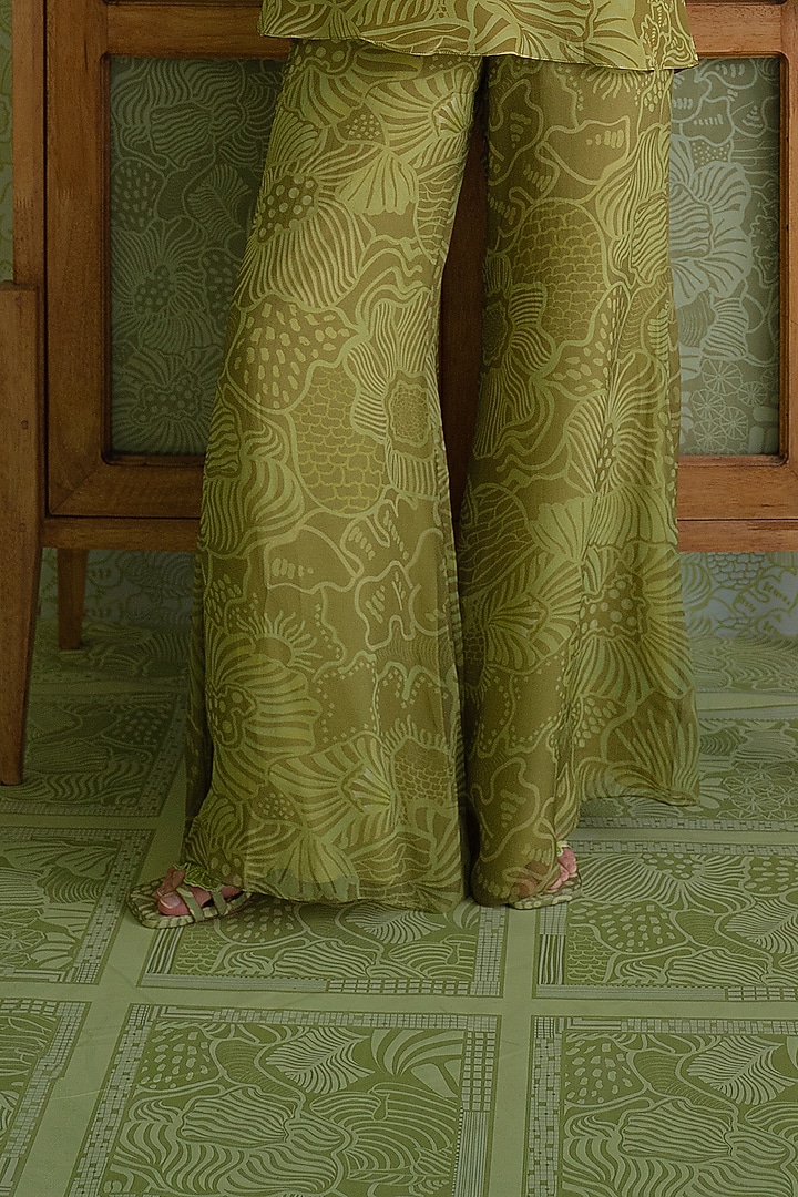 Green Crepe Embroidered Short Kurta Set by Mishru at Pernia's Pop Up Shop