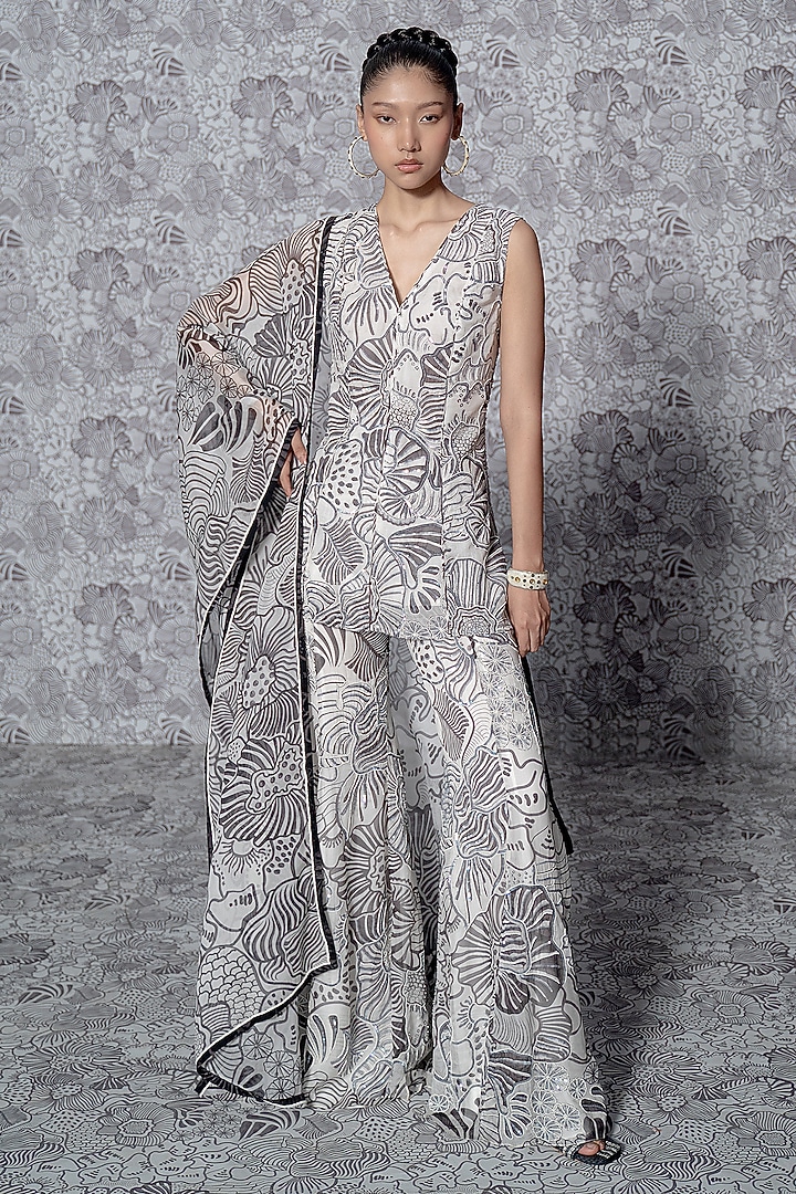 White Organza Embellished Kurta Set by Mishru at Pernia's Pop Up Shop