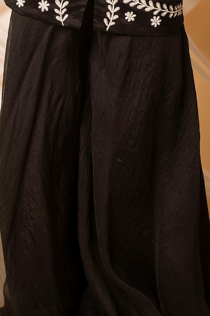 Black Embroidered Kurta Set by Midushi Bajoria at Pernia's Pop Up Shop