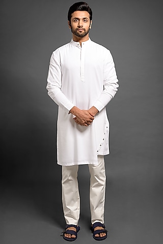 White Asymmetric Kurta With Pockets by Mitesh Lodha