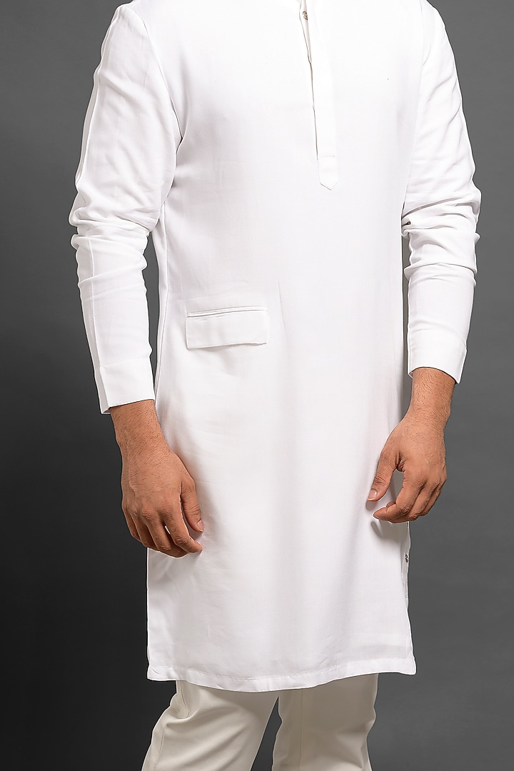 White Asymmetric Kurta With Pockets by Mitesh Lodha at Pernia's Pop Up Shop