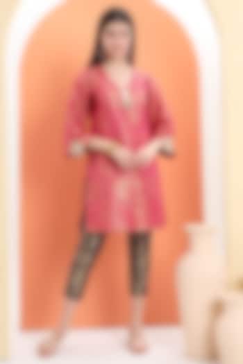 Pink Brocade Kurta Set For Girls by MINIME ORGANICS at Pernia's Pop Up Shop