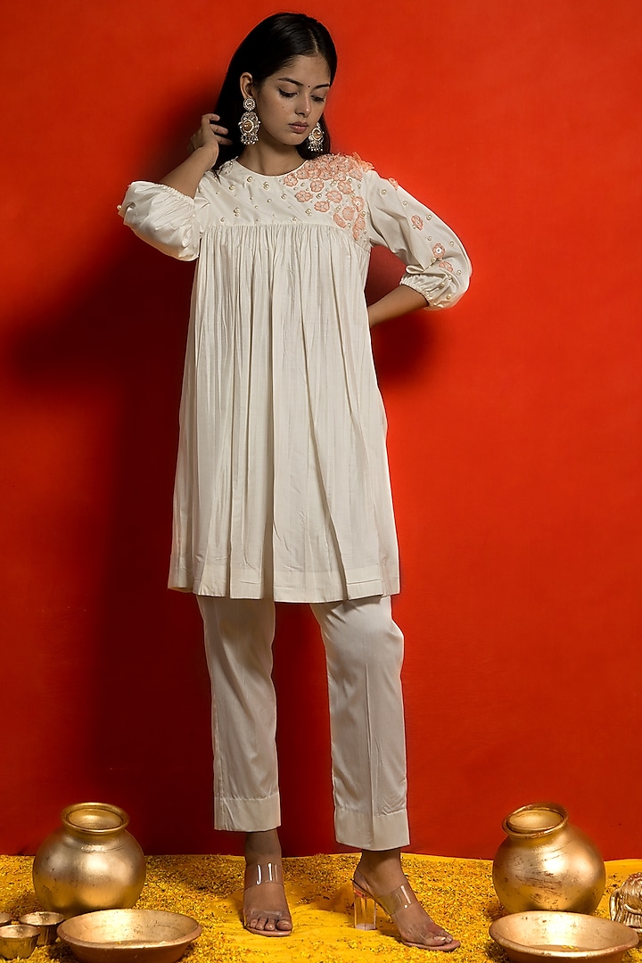 Ivory Silk Cotton 3D Embellished Kurta Set by MITHI SUPARI at Pernia's Pop Up Shop