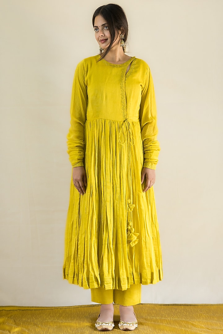 Lime Mul Chanderi Embroidered Angrakha Kurta Set by MITHI SUPARI at Pernia's Pop Up Shop