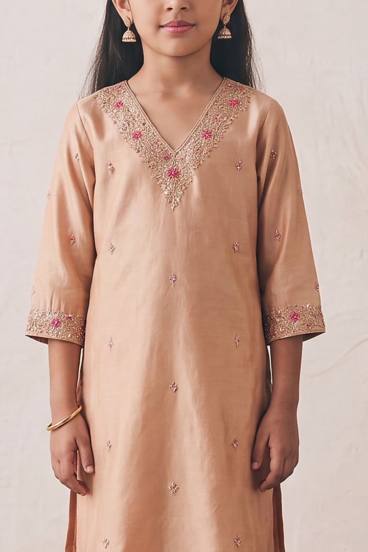 Cloud Cream Silk Thread Embroidered Kurta Set For Girls by Rashika Mittal Kids at Pernia's Pop Up Shop