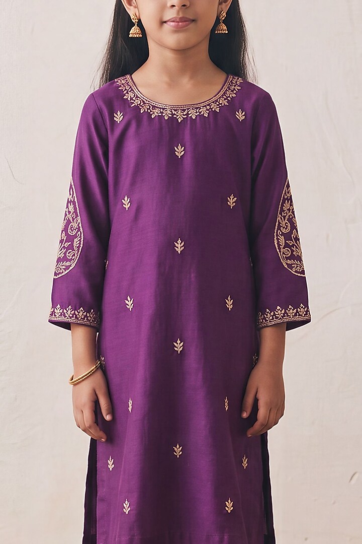Purple Chanderi Zardozi Embroidered Kurta Set For Girls by Rashika Mittal Kids at Pernia's Pop Up Shop