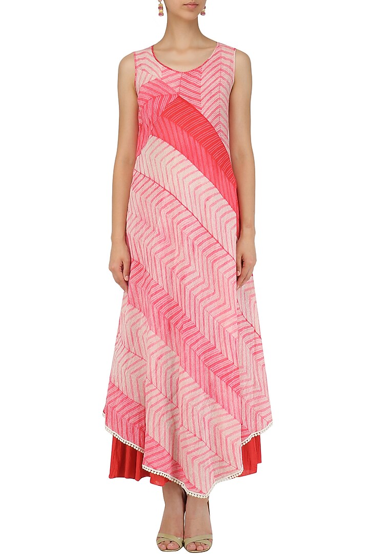 White and pink sibori kurta and crinkled skirt set available only at Pernia's Pop Up Shop.