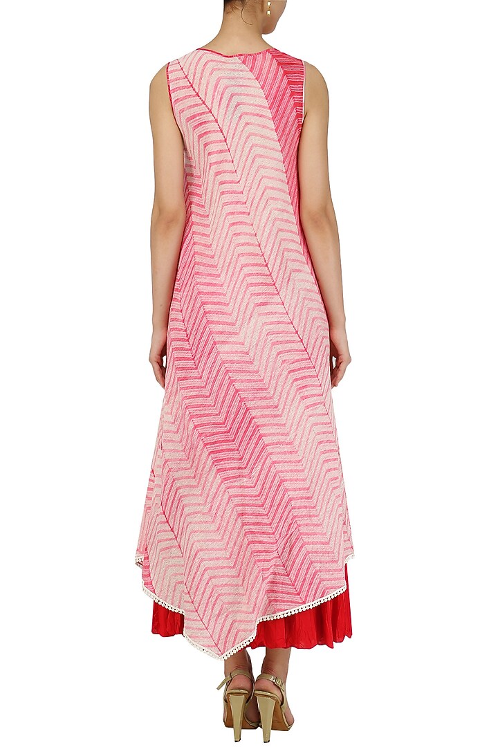 White and pink sibori kurta and crinkled skirt set available only at Pernia's Pop Up Shop.