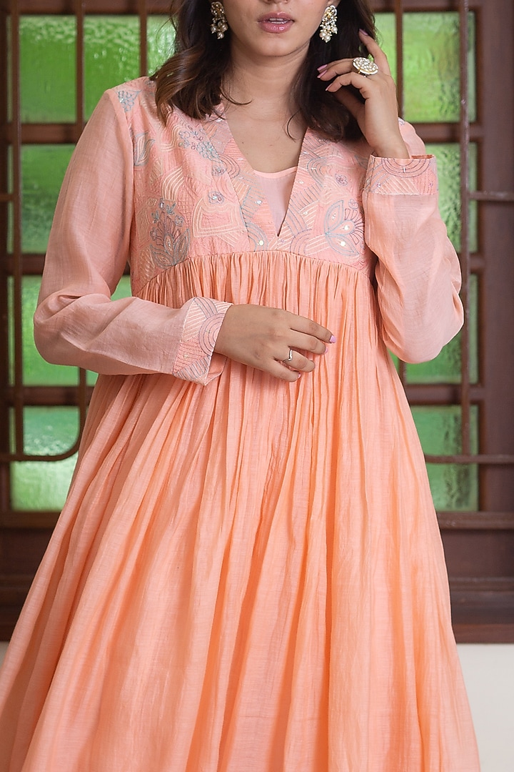 Peach Chanderi Embroidered Kurta Set by Maliha by Anar and Anoli at Pernia's Pop Up Shop