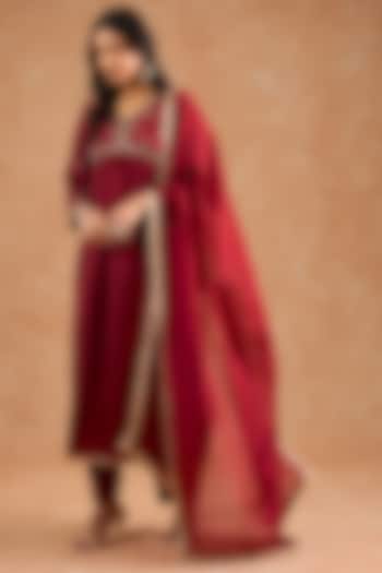 Maroon Viscose Silk Motif Hand Embroidered Kurta Set by Milu Madan at Pernia's Pop Up Shop