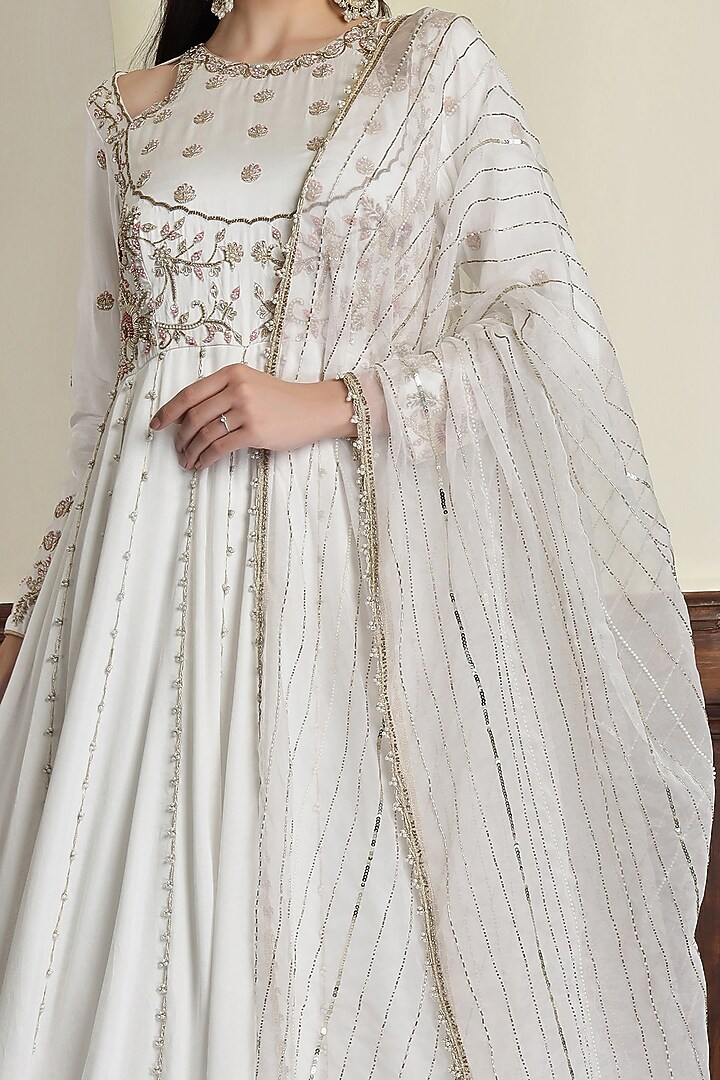 Off-White Modal Satin Dabka Embroidered Wedding Anarkali Set by Milu Madan at Pernia's Pop Up Shop