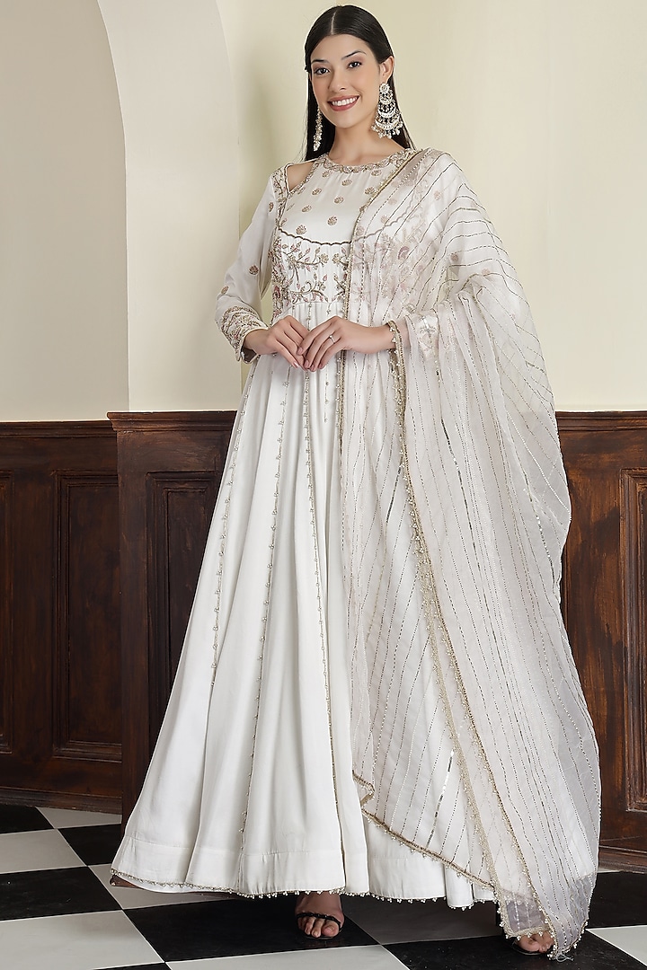 Off-White Modal Satin Dabka Embroidered Wedding Anarkali Set by Milu Madan at Pernia's Pop Up Shop