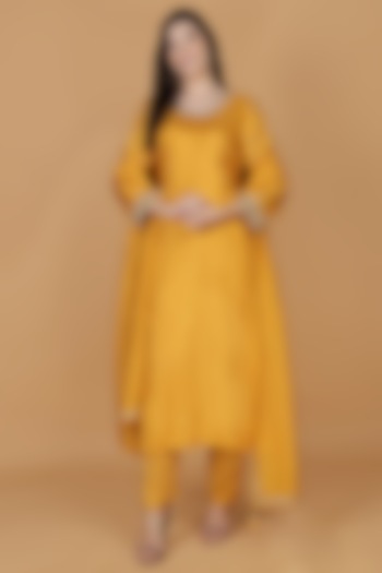 Mustard Opara Silk Cutdana Embroidered Kurta Set by Milu Madan at Pernia's Pop Up Shop