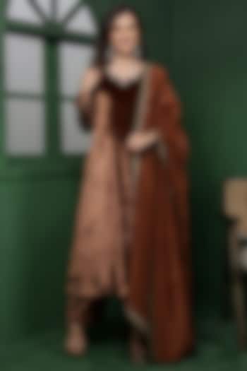 Brown Velvet Hand Embroidered Kurta Set by Milu Madan at Pernia's Pop Up Shop