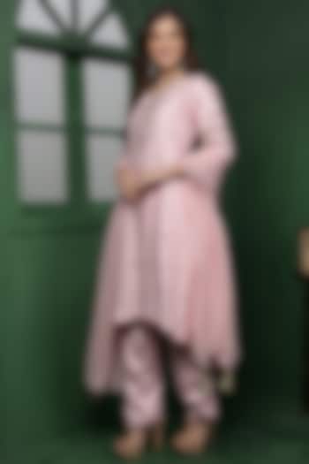 Light Pink Katan Silk Hand Embroidered Kurta Set by Milu Madan at Pernia's Pop Up Shop