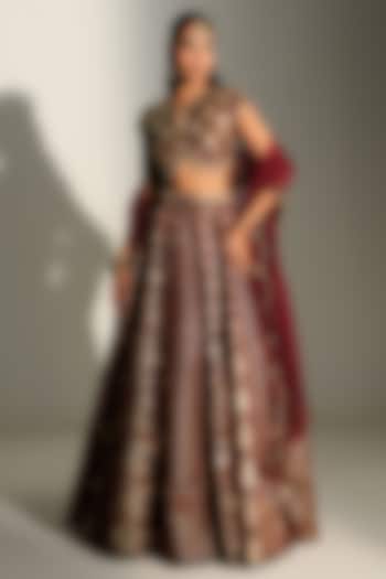 Sindoori Red Banarasi Chanderi Hand Embroidered Wedding Lehenga Set by Mahima Mahajan at Pernia's Pop Up Shop
