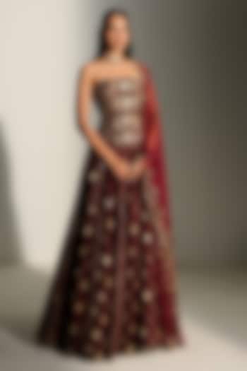 Sindoori Red Banarasi Chanderi Hand Embroidered Bridal Lehenga Set by Mahima Mahajan at Pernia's Pop Up Shop