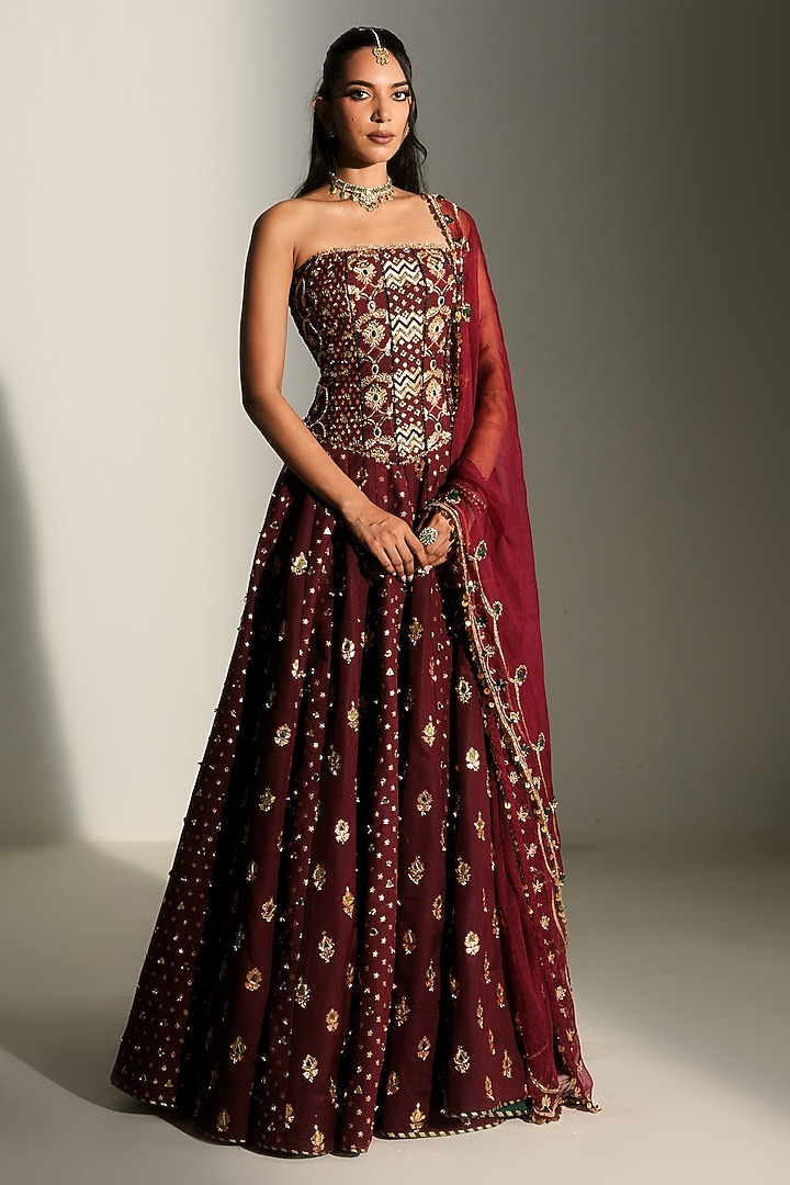 Sindoori Red Banarasi Chanderi Hand Embroidered Bridal Lehenga Set by Mahima Mahajan at Pernia's Pop Up Shop