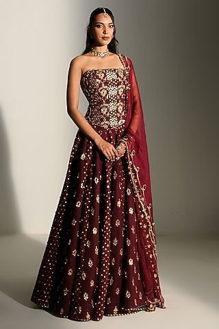 Sindoori Red Banarasi Chanderi Hand Embroidered Lehenga Set by Mahima Mahajan