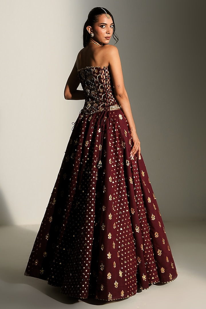 Sindoori Red Banarasi Chanderi Hand Embroidered Bridal Lehenga Set by Mahima Mahajan at Pernia's Pop Up Shop
