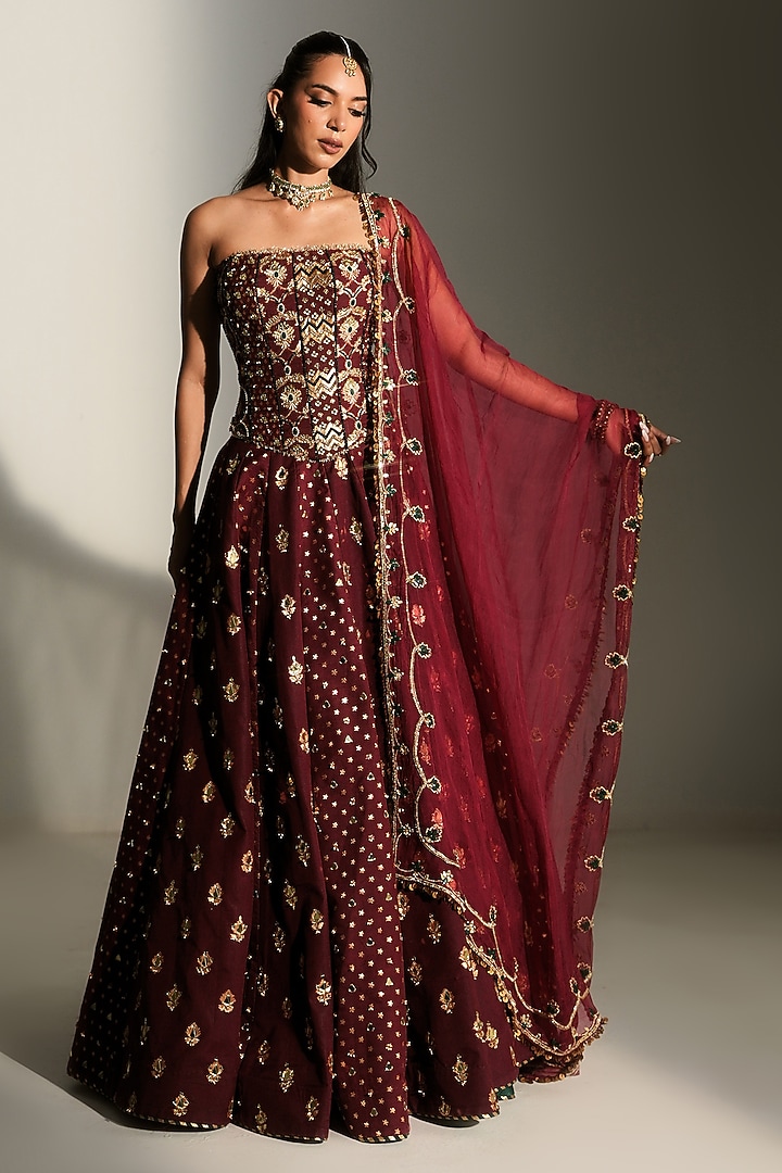 Sindoori Red Banarasi Chanderi Hand Embroidered Bridal Lehenga Set by Mahima Mahajan at Pernia's Pop Up Shop