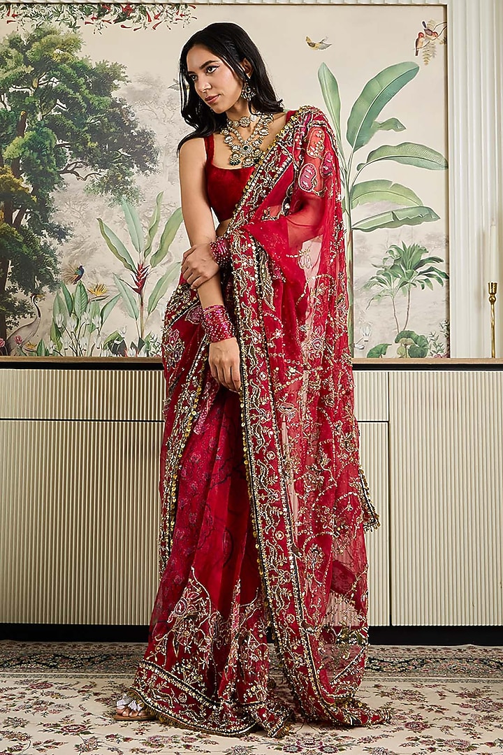 Lahoo Red Silk Organza Embroidered Reception Saree Set by Mahima Mahajan at Pernia's Pop Up Shop
