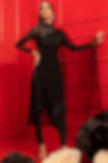 Black Embroidered Kurta Set by Mahima Mahajan at Pernia's Pop Up Shop