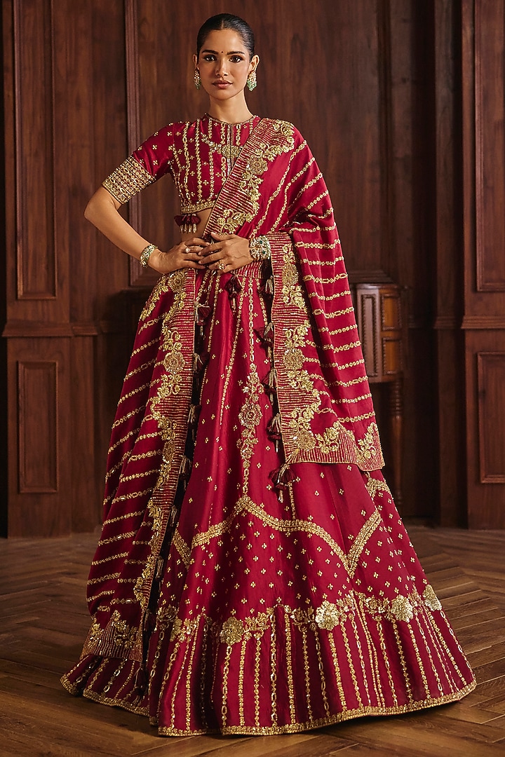 Red Silk Chanderi Floral Motif Embroidered Bridal Bridal Lehenga Set by Mahima Mahajan at Pernia's Pop Up Shop