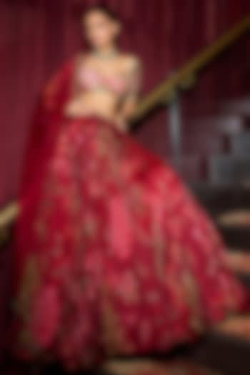Sindoori Red Organza & Raw Silk Wedding Lehenga Set by Mahima Mahajan at Pernia's Pop Up Shop