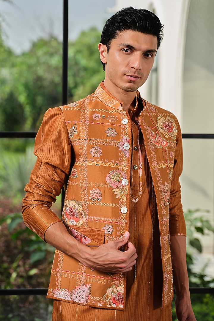 Chandan Yellow Silk Chanderi Geometric Printed Bundi Jacket Set by Mahima Mahajan Men at Pernia's Pop Up Shop