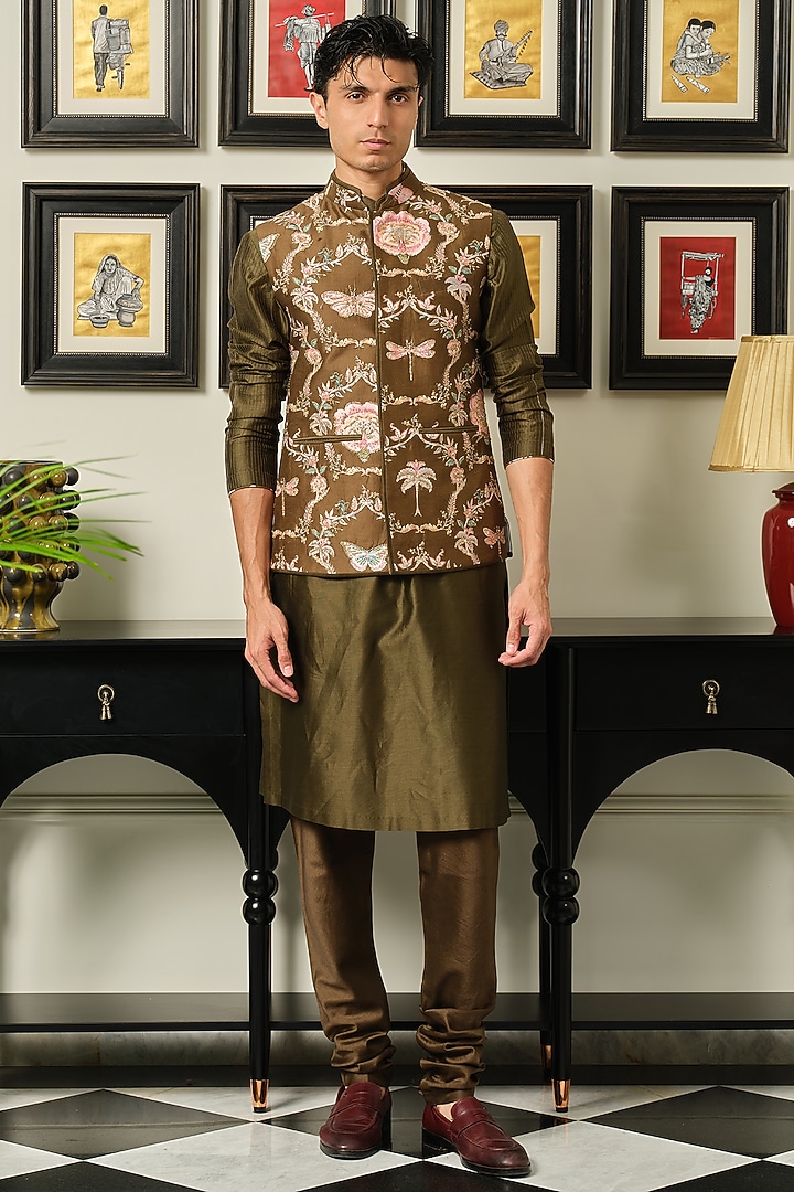 Henna Green Silk Chanderi Bundi Jacket Set by Mahima Mahajan Men at Pernia's Pop Up Shop