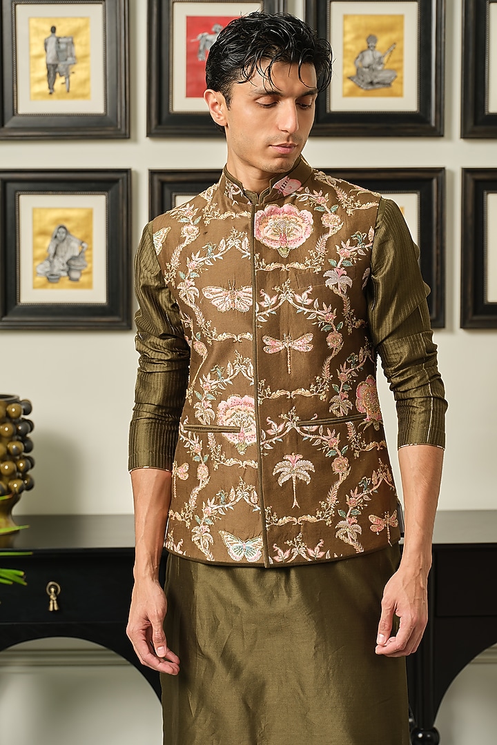 Henna Green Silk Chanderi Bundi Jacket Set by Mahima Mahajan Men at Pernia's Pop Up Shop
