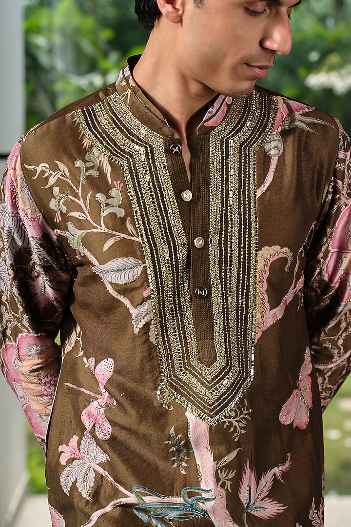 Henna Green Silk Chanderi Embroidered Kurta Set by Mahima Mahajan Men at Pernia's Pop Up Shop
