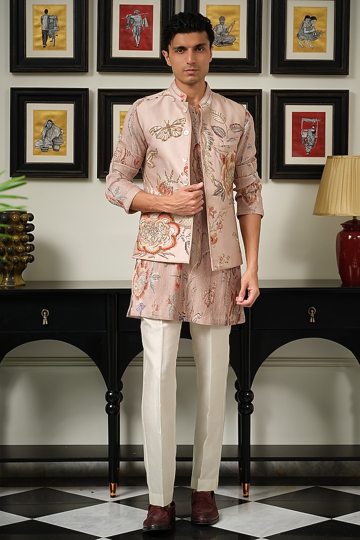 Melon Pink Silk Chanderi Embroidered Bundi Jacket Set by Mahima Mahajan Men at Pernia's Pop Up Shop