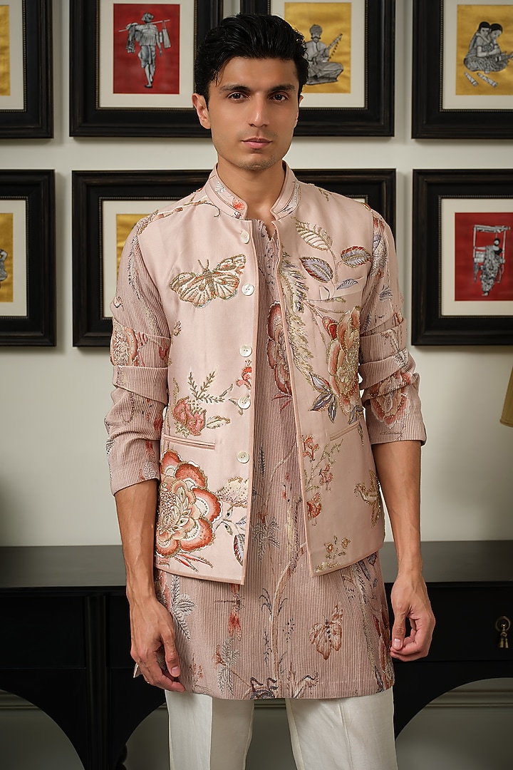 Melon Pink Silk Chanderi Embroidered Bundi Jacket Set by Mahima Mahajan Men at Pernia's Pop Up Shop