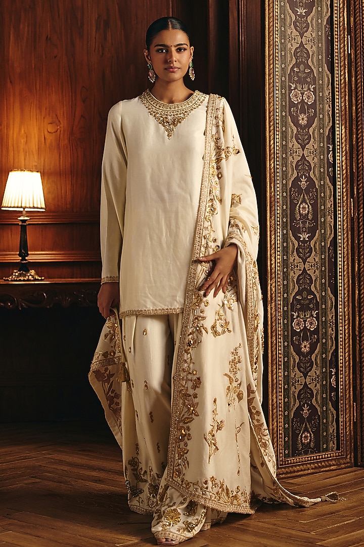 Ivory & Gold Silk Chanderi Embroidered Kurta Set by Mahima Mahajan at Pernia's Pop Up Shop