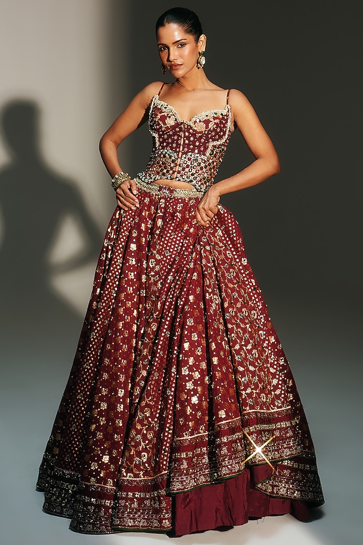 Sindoori Red Banarasi Silk Chanderi Hand Embroidered Bridal Lehenga Set by Mahima Mahajan at Pernia's Pop Up Shop