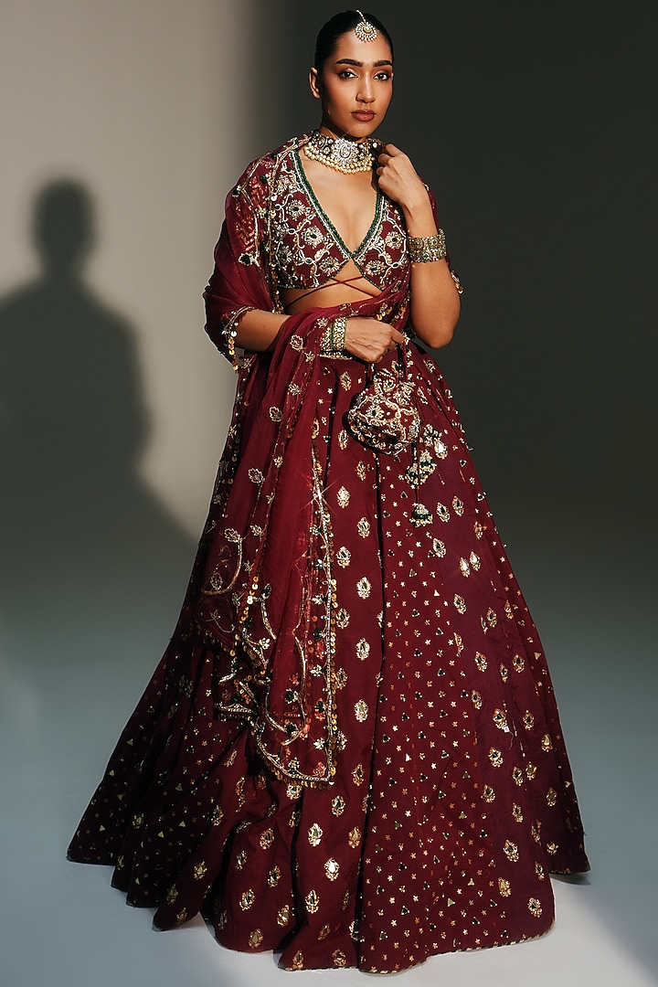 Sindoori Red Banarasi Silk Chanderi Hand Embroidered Bridal Lehenga Set by Mahima Mahajan at Pernia's Pop Up Shop