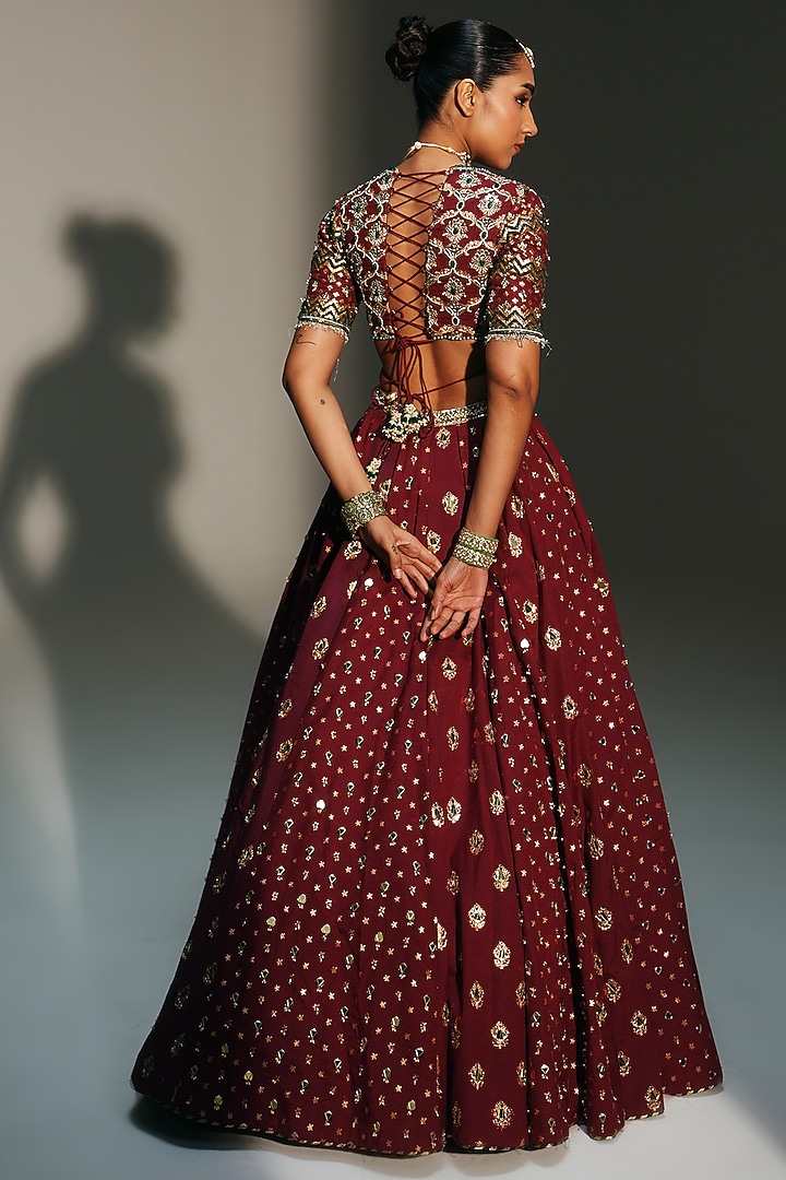 Sindoori Red Banarasi Silk Chanderi Hand Embroidered Bridal Lehenga Set by Mahima Mahajan at Pernia's Pop Up Shop