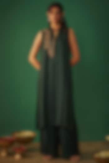 Emerald Green Satin Linen Embroidered Kurta Set by Mehak Murpana at Pernia's Pop Up Shop