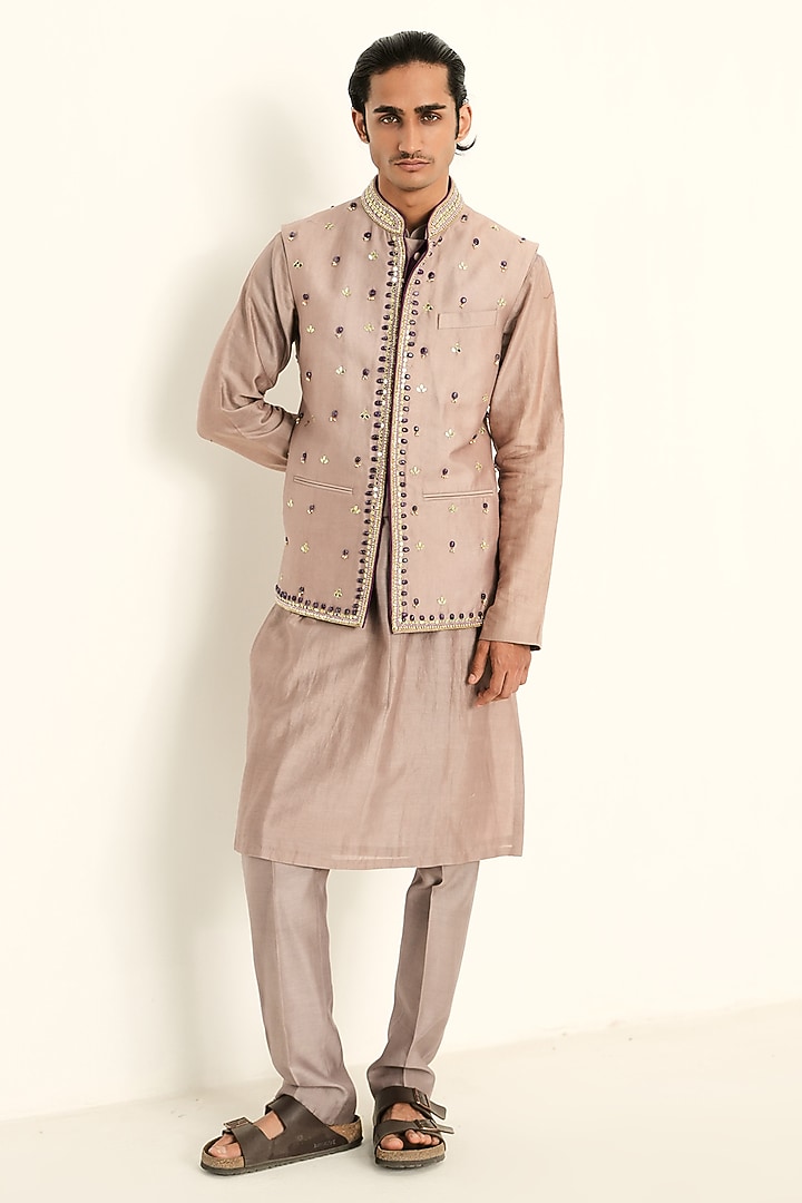 Platinum-Colored Linen Satin Hand Embroidered Bundi Jacket Set by Mahima Mahajan Men at Pernia's Pop Up Shop