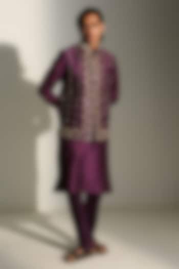 Grapevine Linen Satin Hand Embroidered Bundi Jacket Set by Mahima Mahajan Men at Pernia's Pop Up Shop