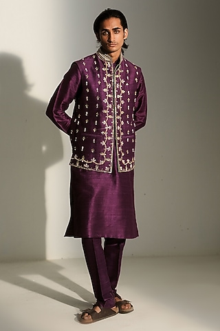 Grapevine Linen Satin Hand Embroidered Bundi Jacket Set by Mahima Mahajan Men