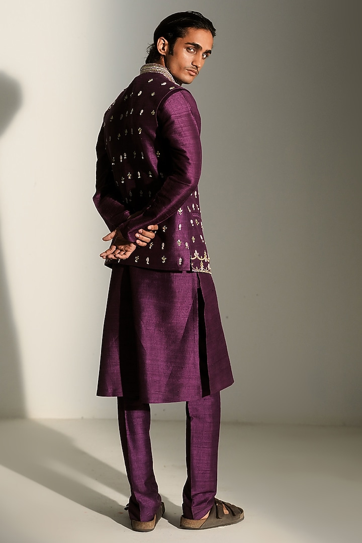 Grapevine Linen Satin Hand Embroidered Bundi Jacket Set by Mahima Mahajan Men at Pernia's Pop Up Shop