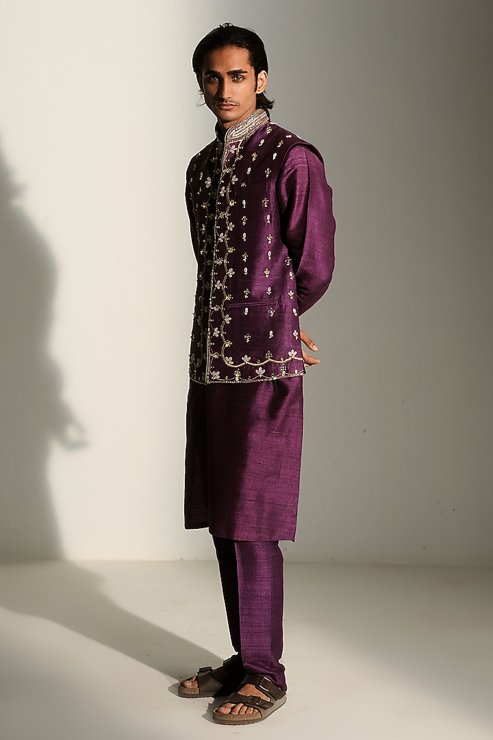 Grapevine Linen Satin Hand Embroidered Bundi Jacket Set by Mahima Mahajan Men at Pernia's Pop Up Shop