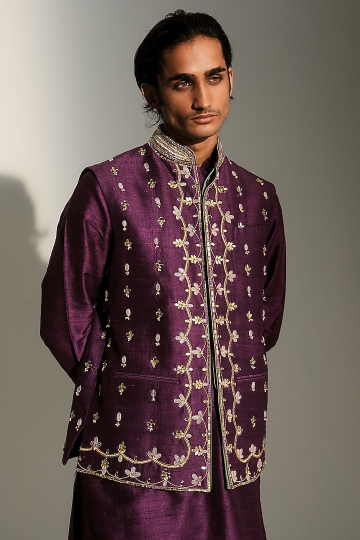 Grapevine Linen Satin Hand Embroidered Bundi Jacket Set by Mahima Mahajan Men at Pernia's Pop Up Shop