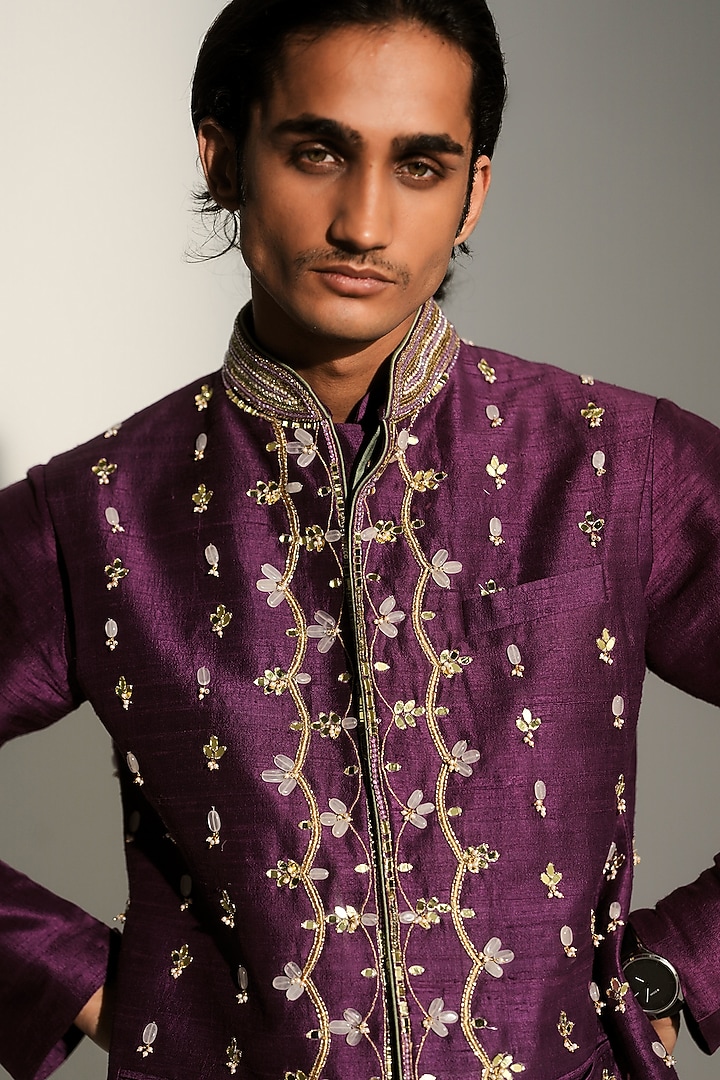 Grapevine Linen Satin Hand Embroidered Bundi Jacket Set by Mahima Mahajan Men at Pernia's Pop Up Shop