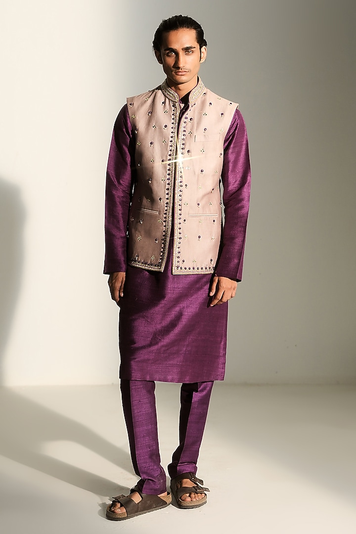 Platinum-Colored Linen Satin Hand Embroidered Bundi Jacket Set by Mahima Mahajan Men at Pernia's Pop Up Shop